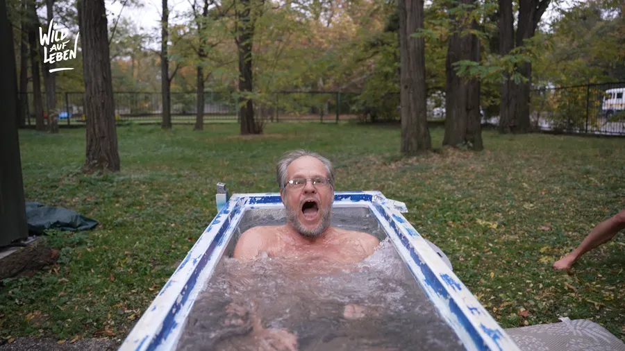 Älterer Mann schreit im Eisbad beim Kältetraining Wien Workshop für mentale Stärke