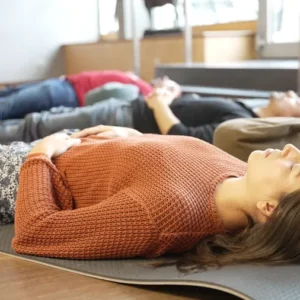 Frau entspannt beim Atem Workshop Einsteiger in Wien während einer Breathwork Session zur Stressreduktion