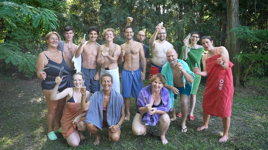 Gruppe in Badekleidung feiert nach Kältetraining Wien Workshop kleine Gruppe und Eisbaden