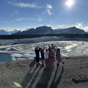 Teilnehmer beim Eisschwimmen Retreat Österreich feiern ihren Erfolg beim Kältetraining am Gletscher