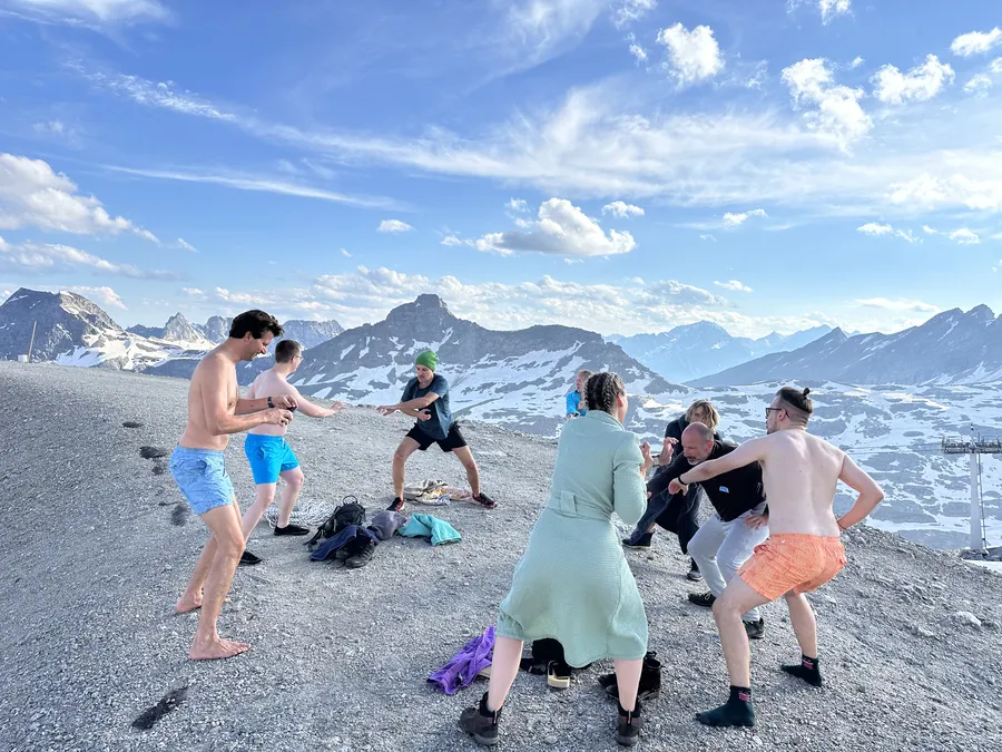 Gruppe beim Horse Stance während Kältetraining Workshop am Mölltaler Gletscher in Kärnten vor Alpenpanorama