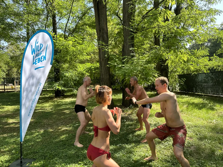 Gruppe beim Horse Stance während Kältetraining Wien Workshop kleine Gruppe im Park