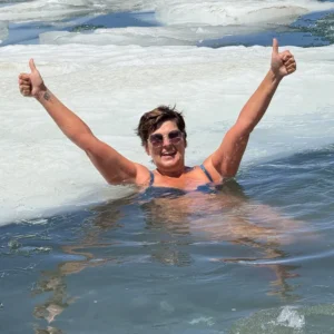 Frau zeigt Daumen hoch beim Eisschwimmen Retreat Österreich im Gletschersee