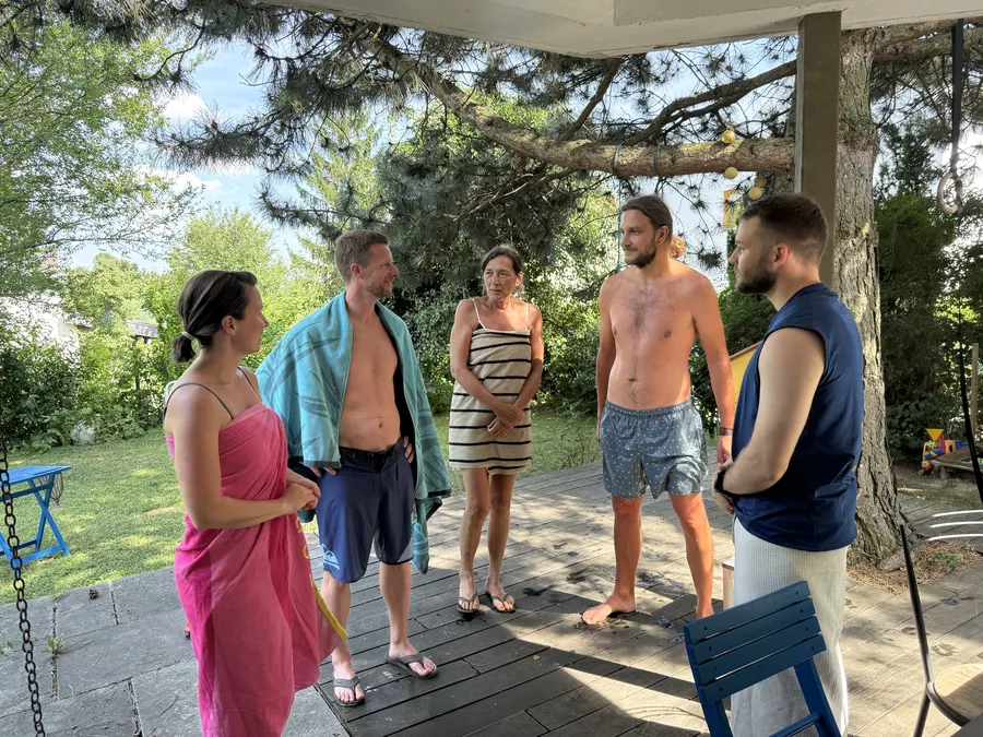 Teilnehmer beim Kältetraining Wien Workshop in kleiner Gruppe auf einer Terrasse im Gespräch