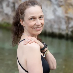 Mentaltrainerin Verena Bernhardt lächelnd im Badeanzug beim Kältetraining und Eisbaden in Österreich