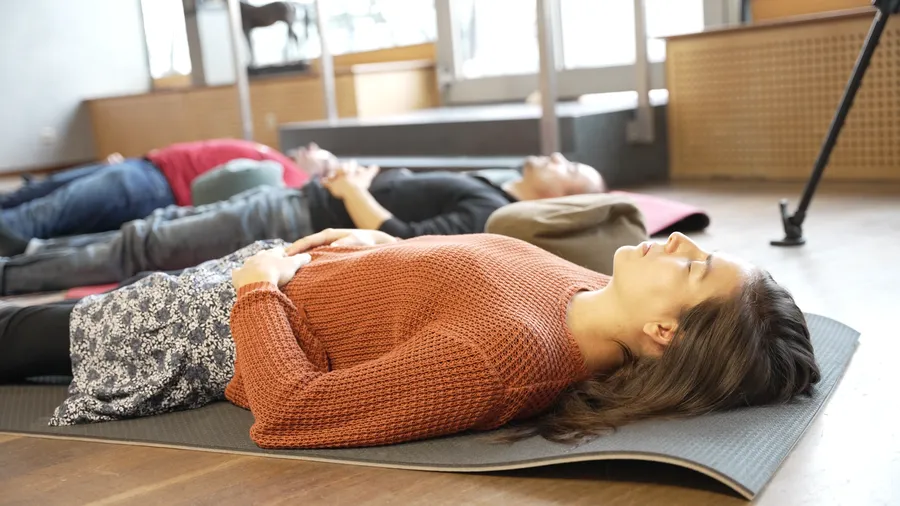 Frau bei bewusster Atempraxis während einem Atem Workshop Wien