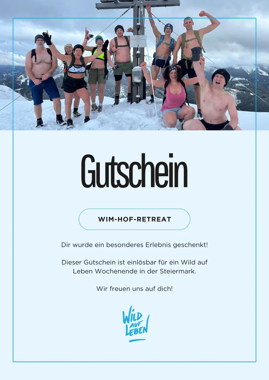 Gutschein für Wim Hof Retreat: Gruppe jubelt halbnackt im Schnee am Gipfelkreuz