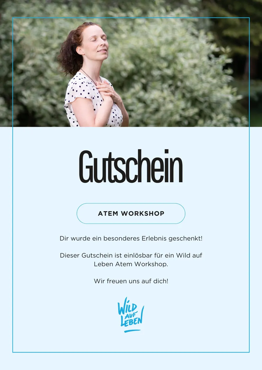 Frau genießt Atemtraining Workshop Gutschein in der Natur mit Händen auf dem Herz