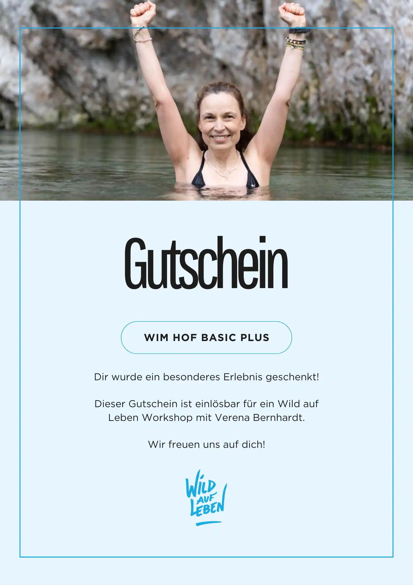 Lächelnde Frau beim Eisbaden, passend zum Abenteuer Gutschein Wild auf Leben für Wim Hof Retreats