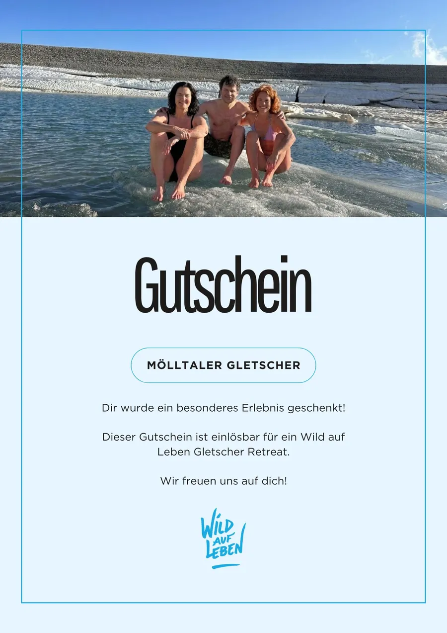 Drei glückliche Teilnehmer beim Gletscher Challenge Gutschein Erlebnis im Eiswasser